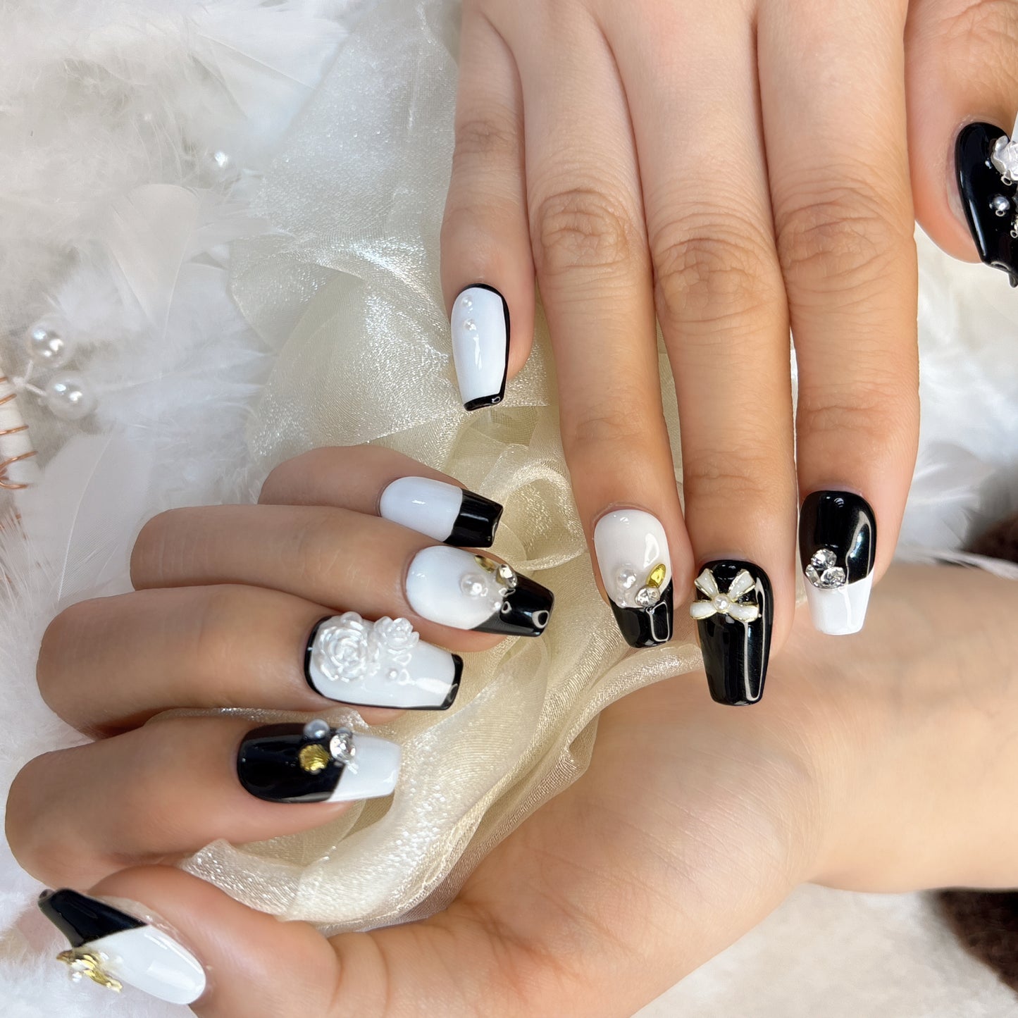 002  Short square  10PCS detachable reusable Handmade press on nails  of black and white with handmade Chanel-style nails